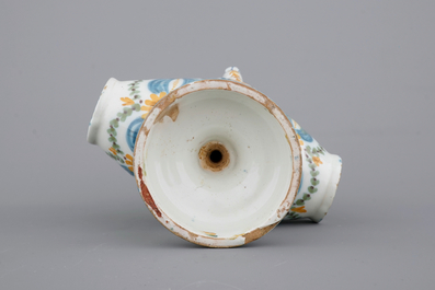 Un ensemble de 3 pichets trompeurs en forme de tonneau, Talavera, Espagne, ca. 1820